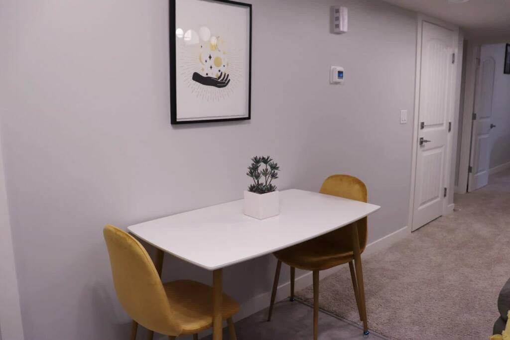 Deluxe 2 Bedroom Suite With*Netflix/Cable/Prime Edmonton Eksteriør bilde