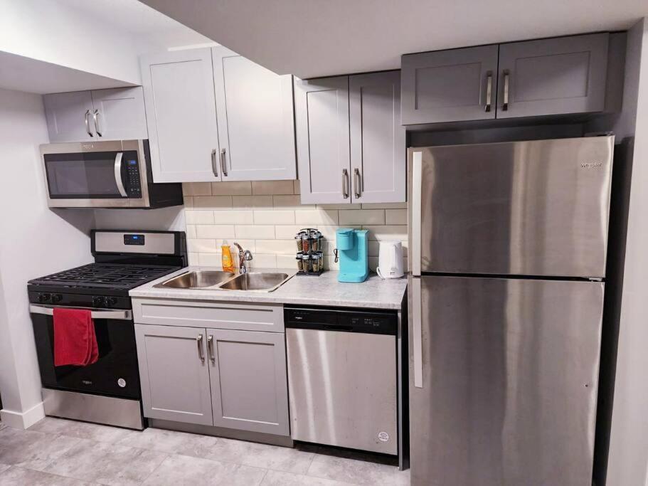 Deluxe 2 Bedroom Suite With*Netflix/Cable/Prime Edmonton Eksteriør bilde