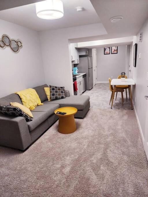 Deluxe 2 Bedroom Suite With*Netflix/Cable/Prime Edmonton Eksteriør bilde
