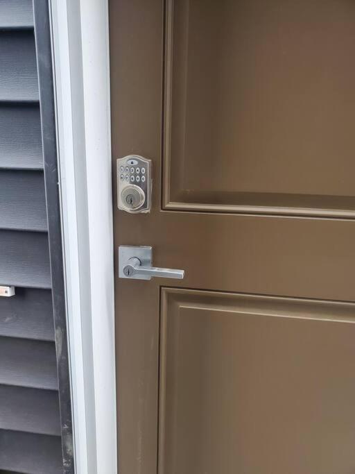 Deluxe 2 Bedroom Suite With*Netflix/Cable/Prime Edmonton Eksteriør bilde