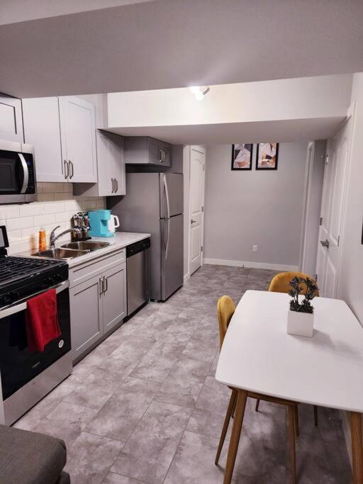 Deluxe 2 Bedroom Suite With*Netflix/Cable/Prime Edmonton Eksteriør bilde